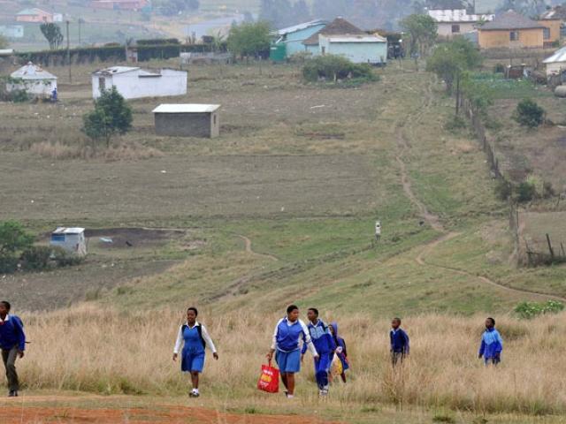 Ethridge Junior Secondary School pupils walk to school in the Eastern Cape. Photo: GCIS